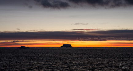 East Antarctica | Sunset Icebergs